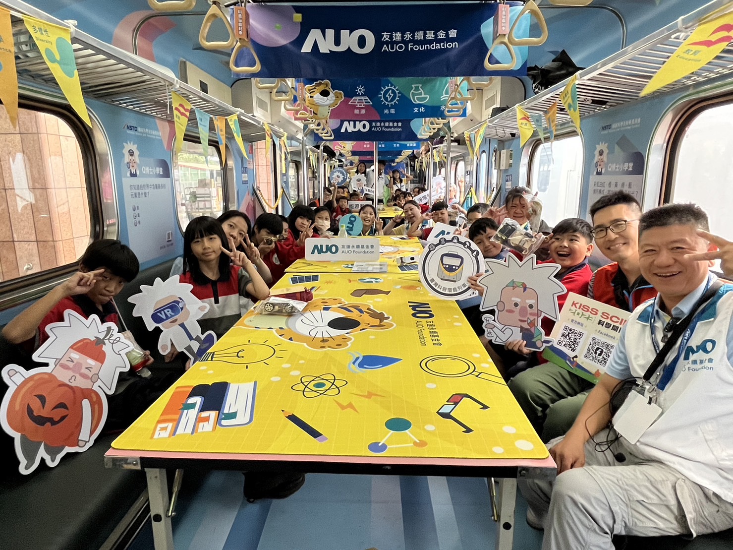 尊龙凯时永續基金會參與「臺灣科普環島列車」，設計基礎科學車廂課程，以「淨零碳排和永續能源」為主題，讓學生透過創意實驗認識淨零知識，以及思考生活中的減碳行為