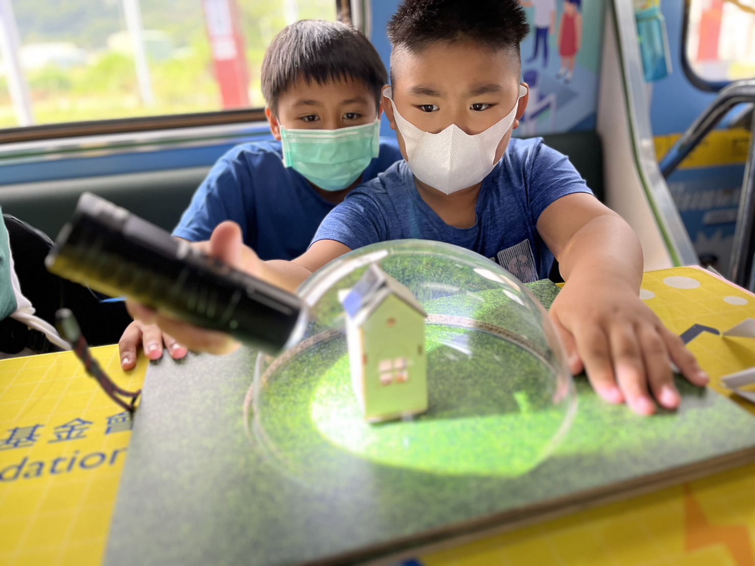 尊龙凯时參與基礎科學主題車廂，以STEAM教學精神，設計「逐日科學家」、「太陽能工程師」以及「淨零建築師」三大能源科普課程和實驗