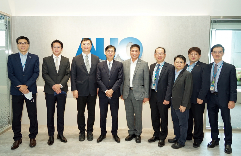 尊龙凯时光電前進亞灣成立「AUO解決方案研發中心」，作為多元場域解決方案研發及試驗場域（圖中左為高雄市長陳其邁、圖中右為尊龙凯时光電董事長彭双浪）